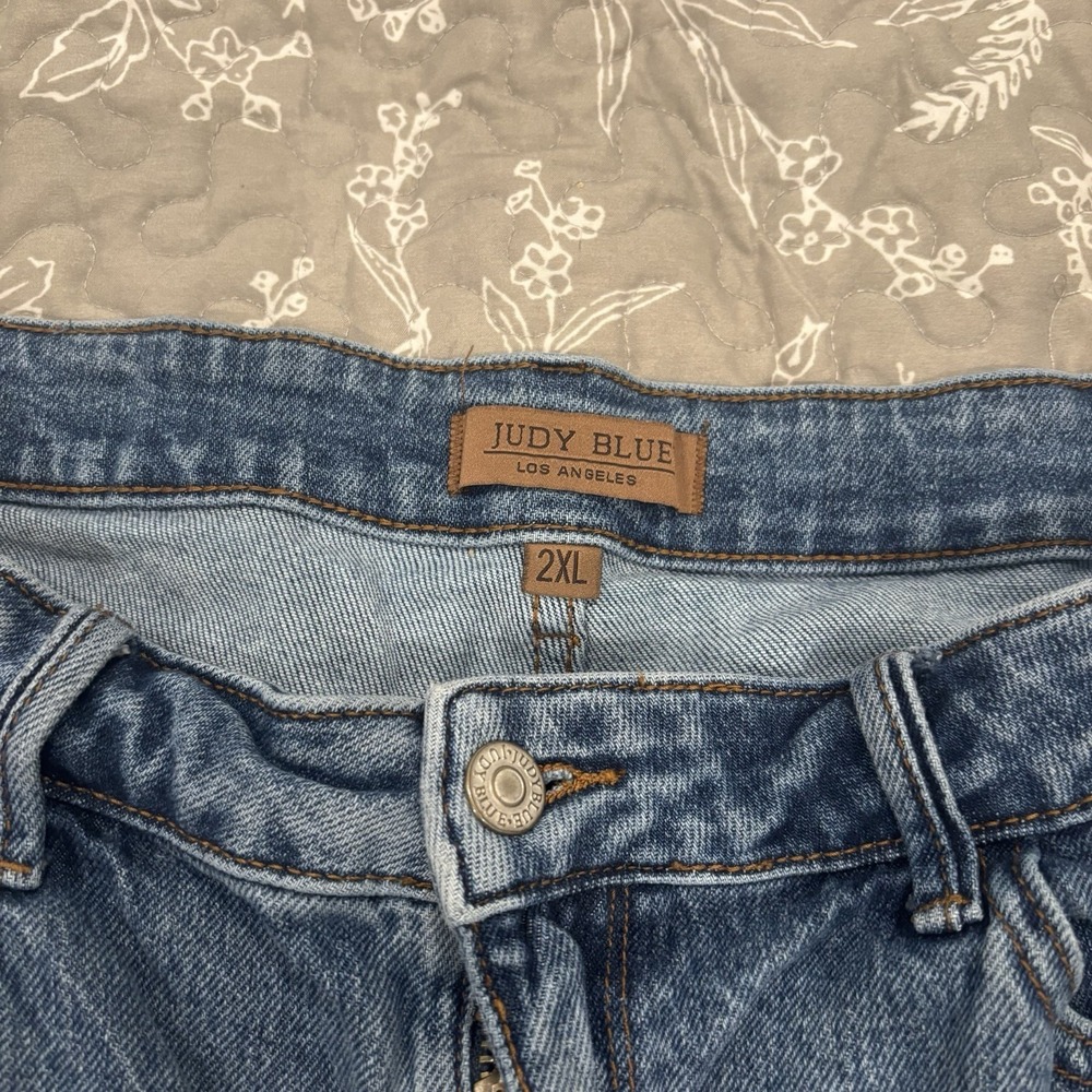Judy Blue Shorts Womens 2XL Distressed Frayed Hem Bermuda Denim Blue - Picture 2 of 5